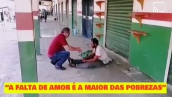 Chagas Batista grava vídeo com morador de rua e diz: foi um momento de imensa sensibilidade 